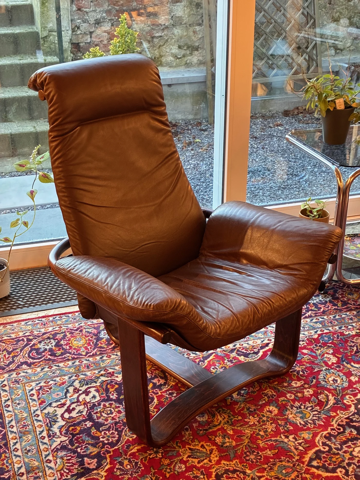 Fauteuil du designer Ingmar Relling pour Westnofa en cuir brun et piètement en bois incurvé, modèle "Manta" (Design Scandinave) – 1970s – Très confortable 