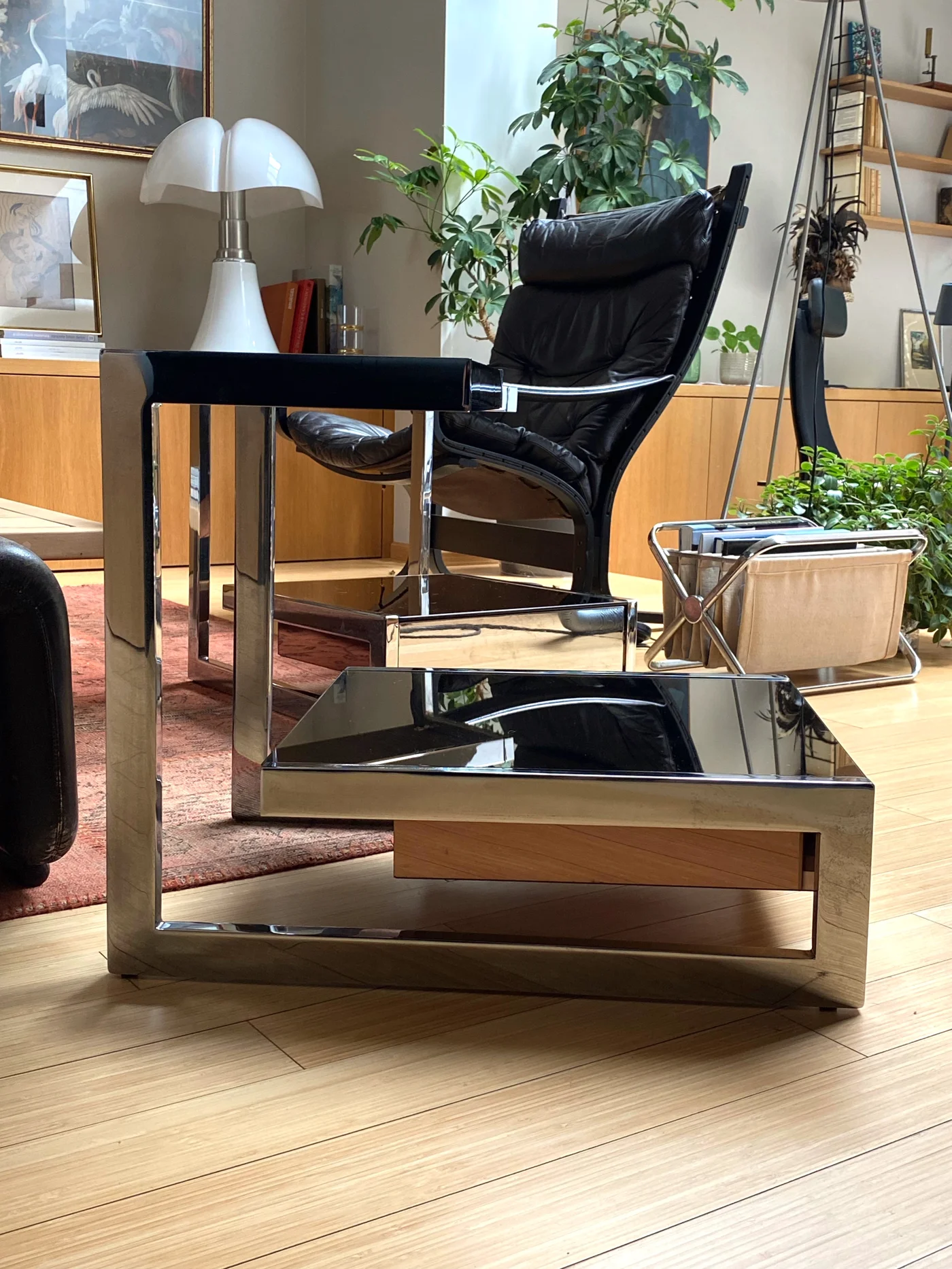 Paire de chevets vintage, pouvant servir de tables d'appoint, en chrome et verre fumé à effet miroir - Style post-moderniste (fin 1970- début 1980) - Présence de tiroirs. Ht 50 x 60 (Prof totale)  x 45 cm