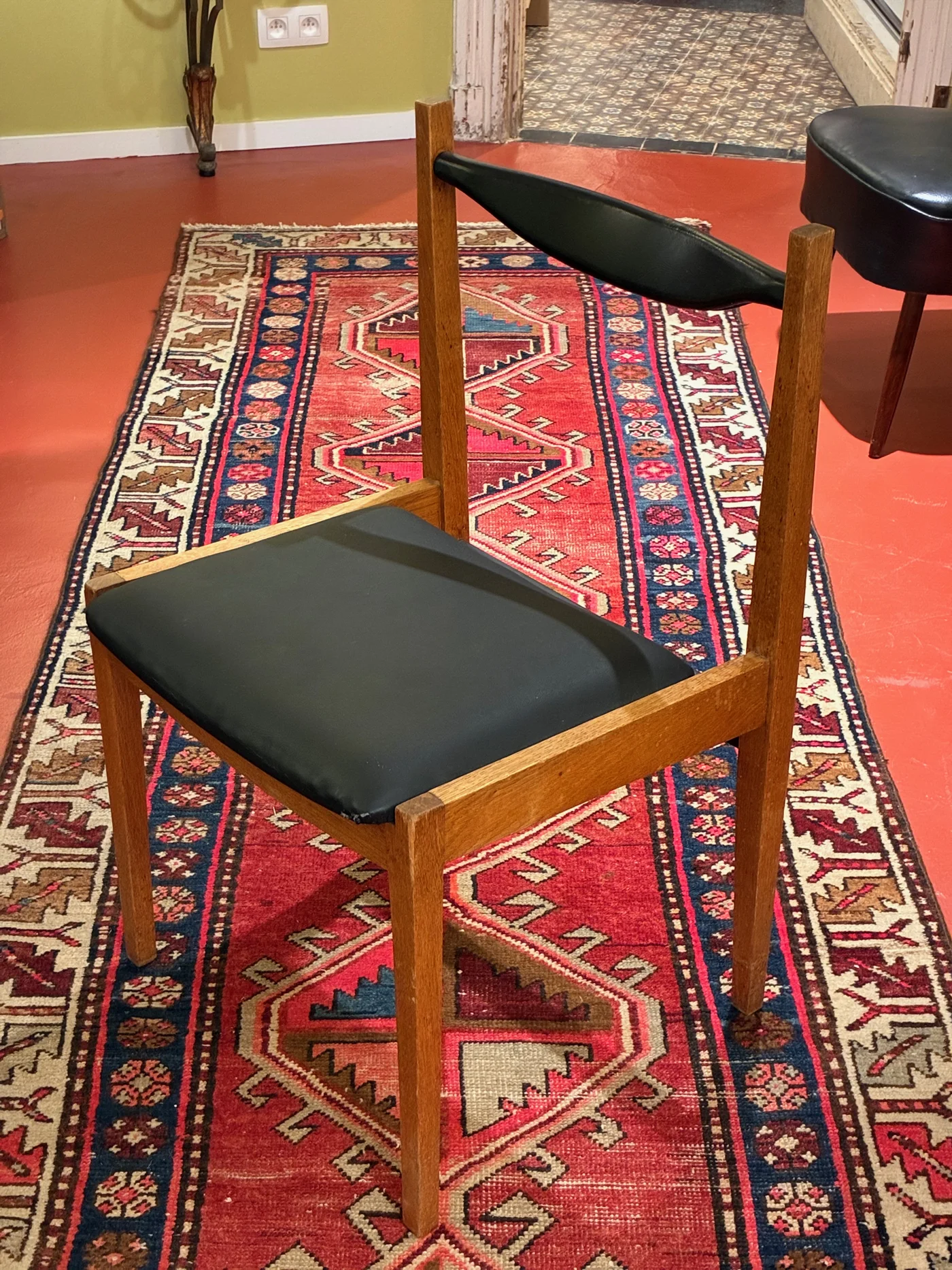 Chaises vintage de style scandinave en chêne et skaï noir - Mid-20th century