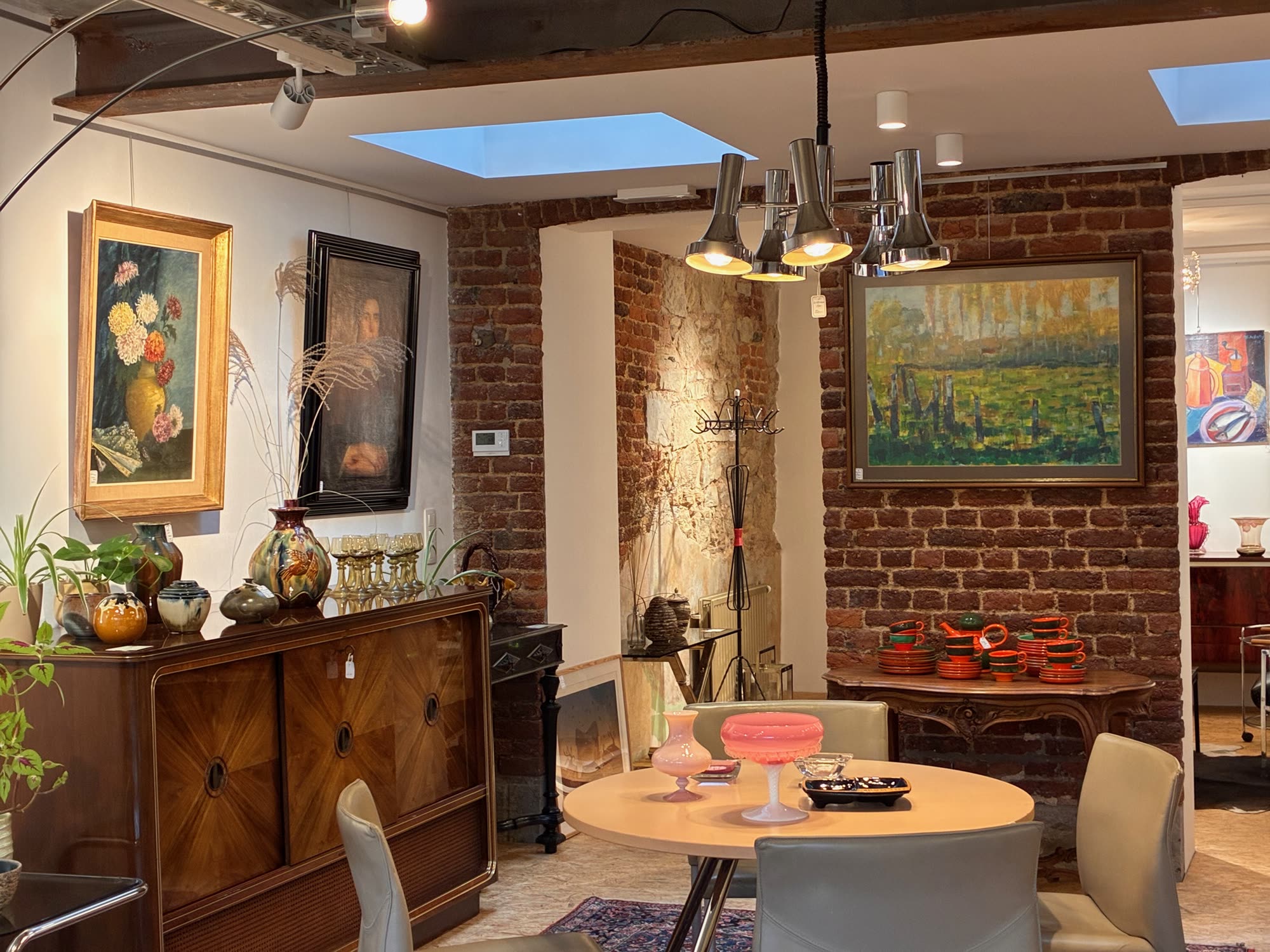 Plantes, livres et mobilier vintage