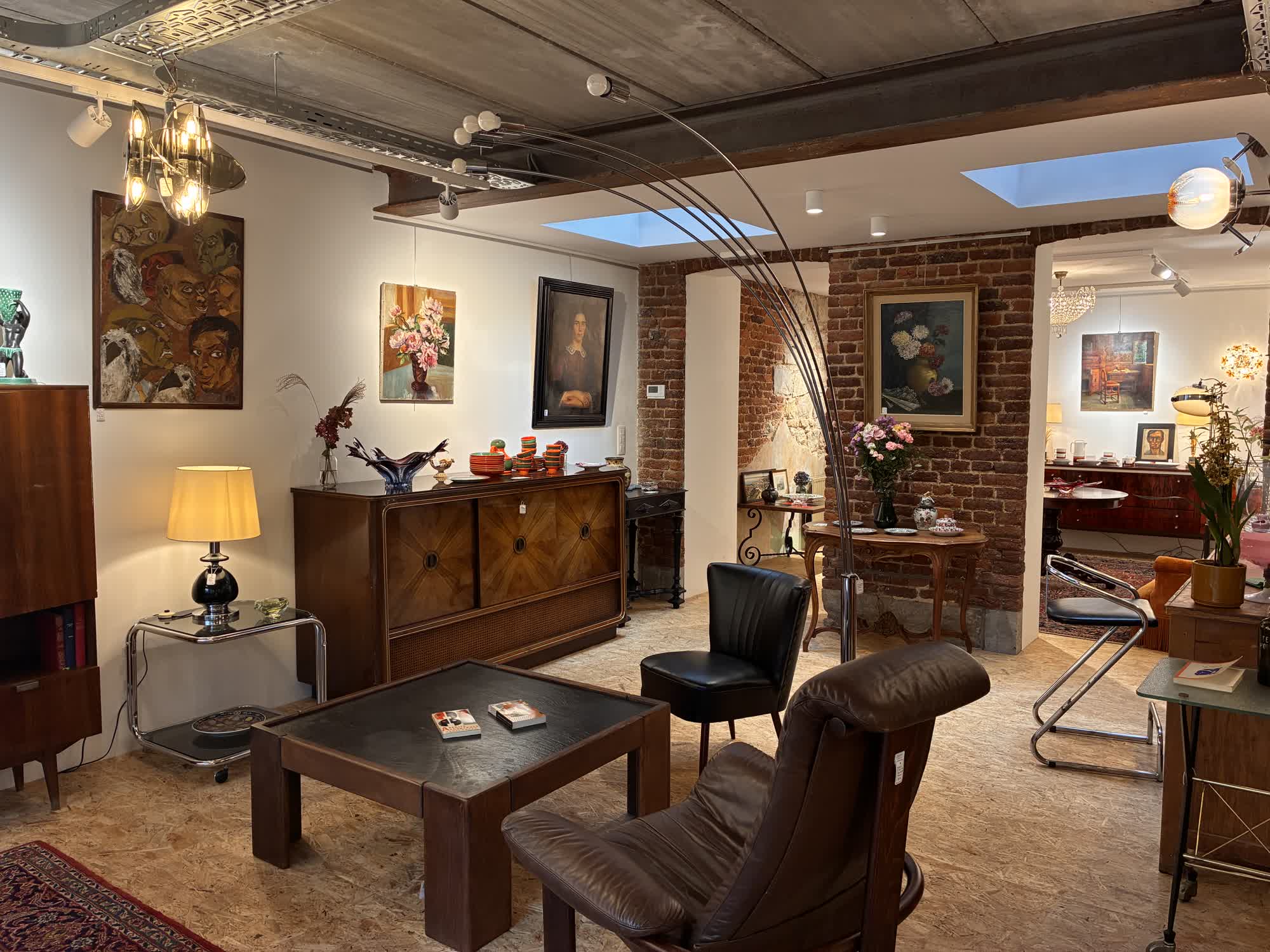 Intérieur de la boutique avec objets et meubles vintage