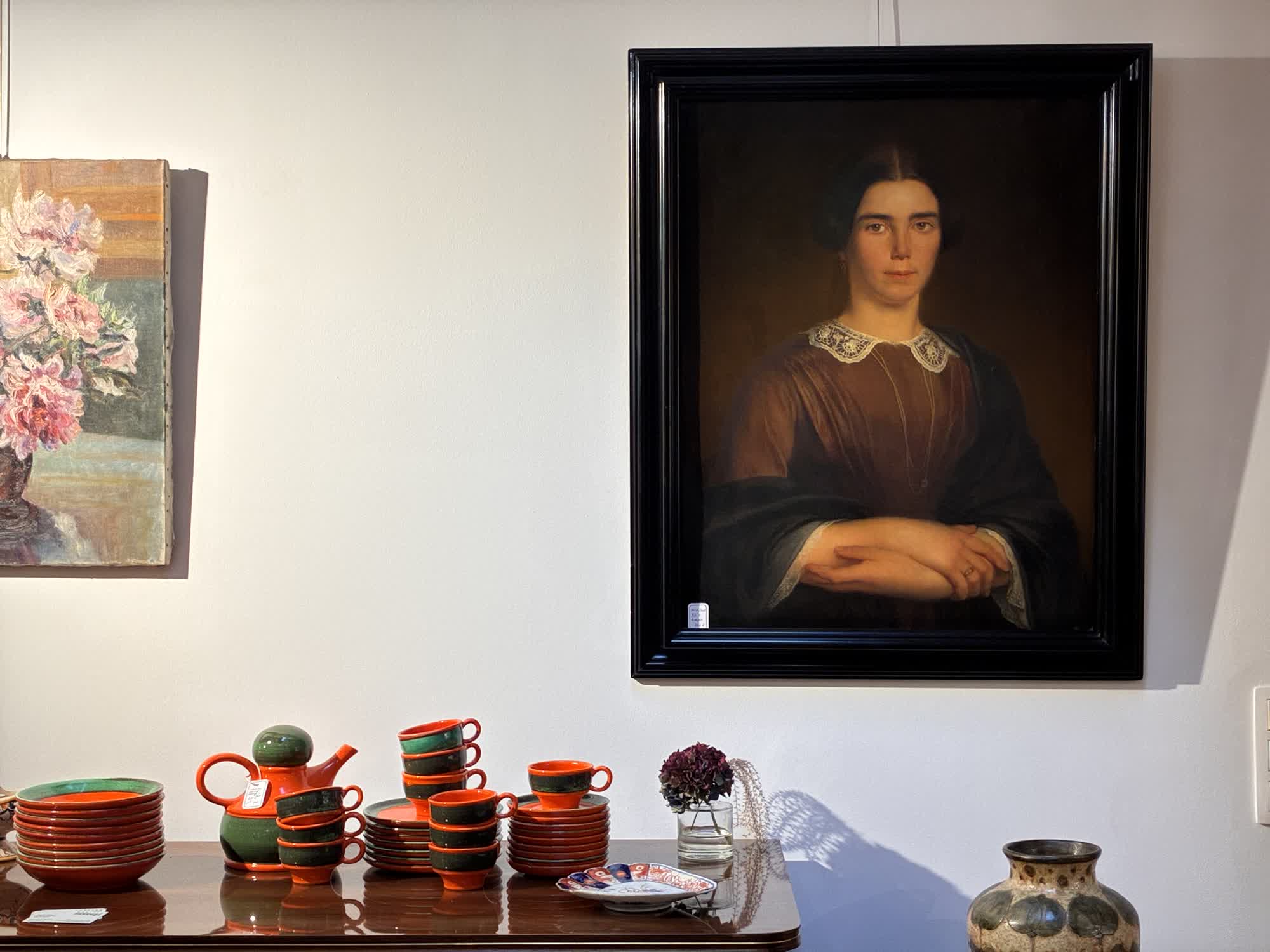 Portrait huile sur toile et service de vaisselle vintage