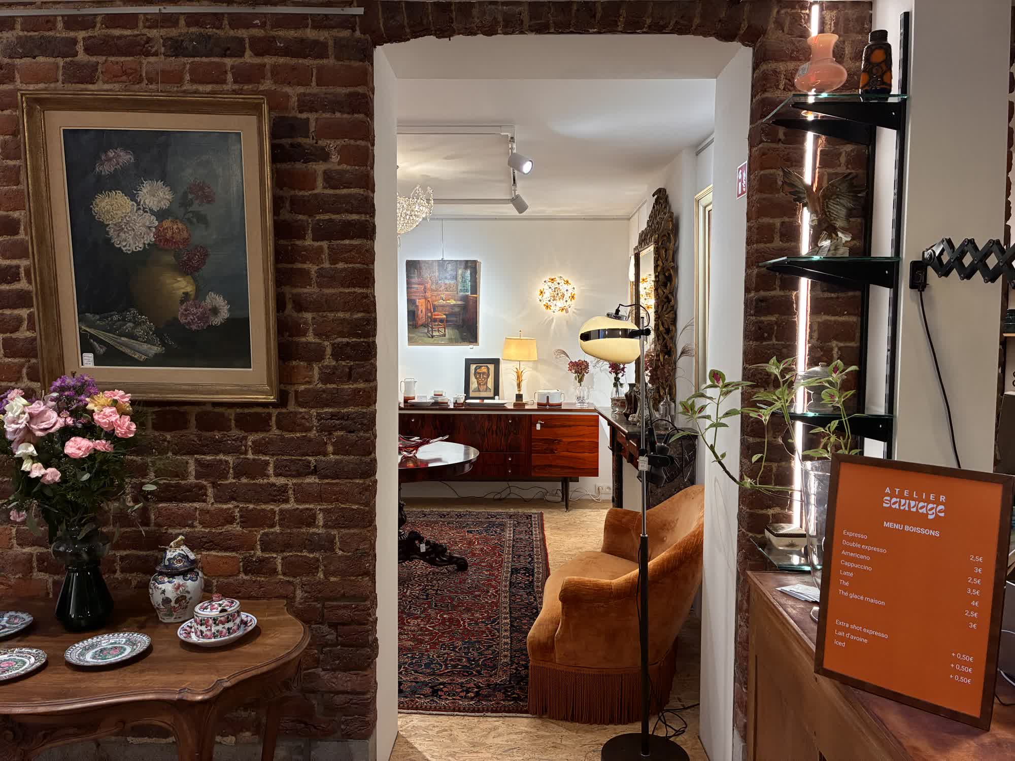 Table guéridon bois, tapis d'Orient et canapê velours Napoléon III